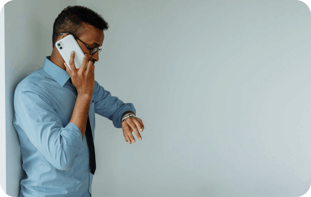Férfi telefonál stresszes testbeszéddel, krízishelyzetben történő beavatkozás illusztrációja